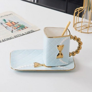 CHOPE CERAMIQUE EN FORME SAC A MAIN POIGNEÈ DORÈ AVEC SOUS TASSE -360ML- ≡ MINIMALL